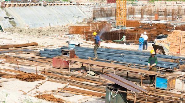 Gebäude im Bau mit Arbeitern — Stockfoto