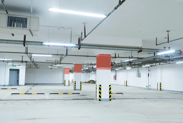 Ondergrondse parkeergarage — Stockfoto