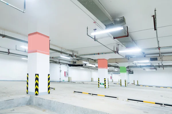 Ondergrondse parkeergarage — Stockfoto