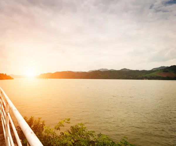 A bela paisagem do lago — Fotografia de Stock