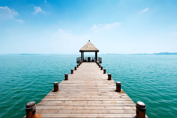 Mavi gökyüzü ile güzel Maldivlere deniz üzerinde ahşap İskelesi