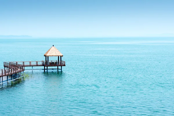 Molo di legno sul bellissimo mare delle Maldive con cielo blu — Foto Stock