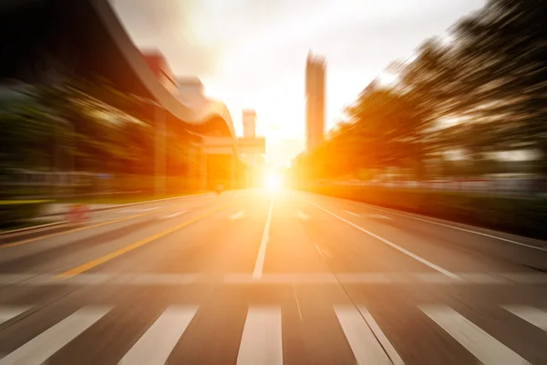 El atardecer de las concurridas carreteras de las principales ciudades — Foto de Stock