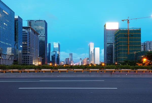 Lätta spår på gatan i skymningen i guangdong, Kina — Stockfoto