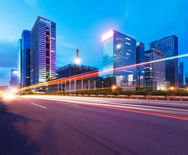 Sentieri leggeri sulla strada al crepuscolo nel Guangdong, Cina — Foto Stock