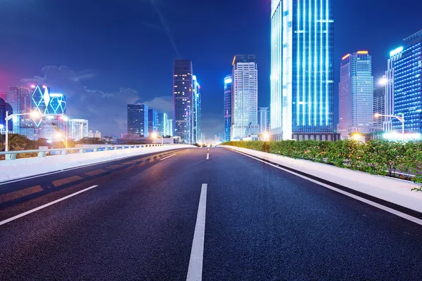 Shenzhen, China, y el transporte urbano en la noche — Foto de Stock