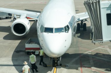 ticari uçak havaalanında park etmiş.