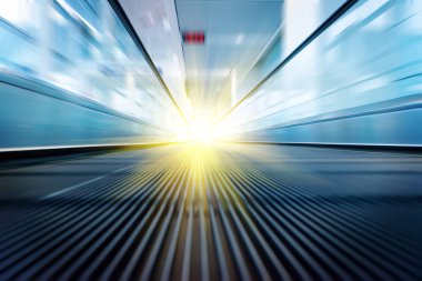 Yürüyen merdiven, Şangay Pudong Havaalanı 'nın içi. .