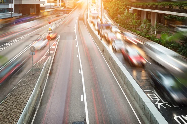 Tráfico de coches contra el fondo del atardecer —  Fotos de Stock