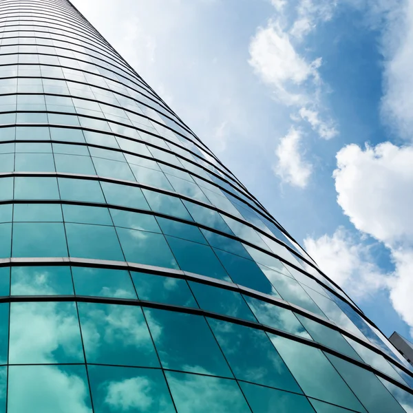 Edificio de negocios moderno con reflejo del cielo — Foto de Stock