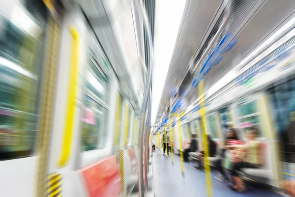 Personer i tunnelbanetåg — Stockfoto