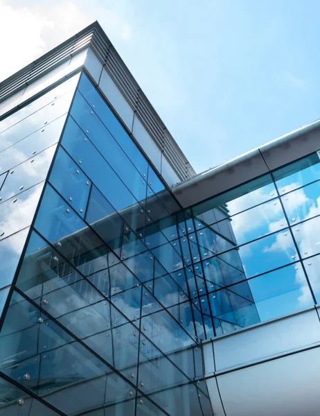 Edificio de negocios moderno con reflejo del cielo — Foto de Stock