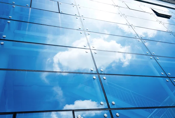 Edificio de negocios moderno con reflejo del cielo — Foto de Stock