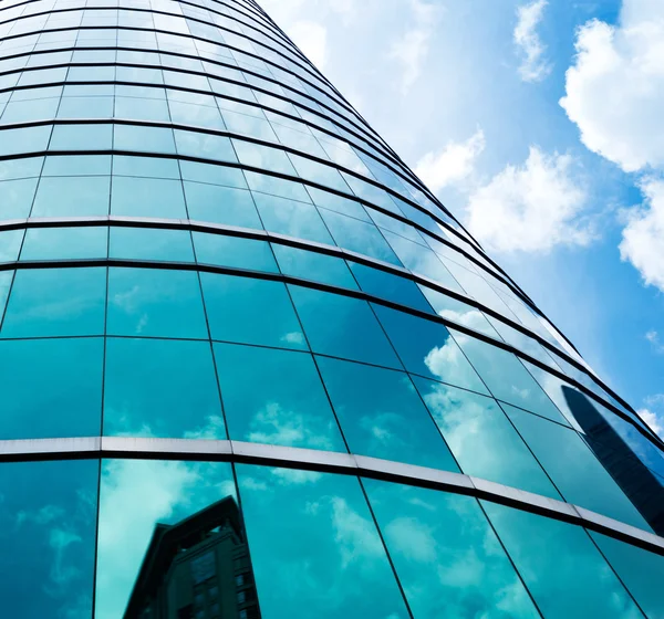 Edificio de negocios moderno con reflejo del cielo — Foto de Stock