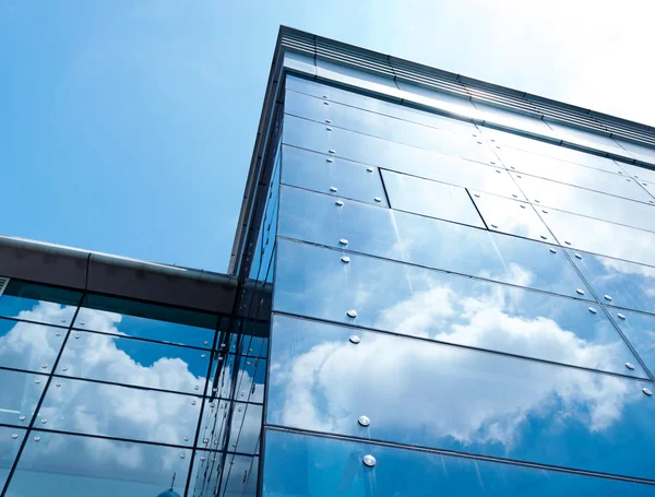 Edifício de negócios moderno com reflexão do céu — Fotografia de Stock