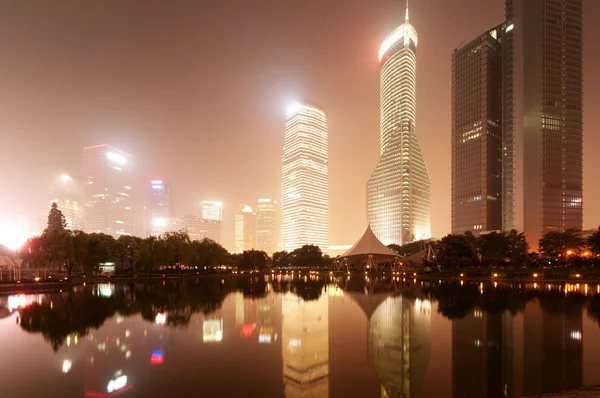 A vista noturna do centro financeiro lujiazui — Fotografia de Stock