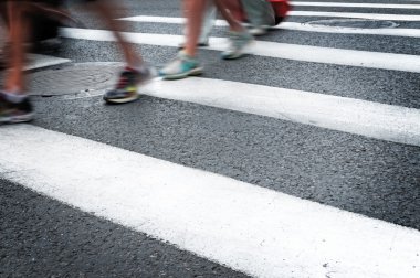 büyük kent sokak, bulanık hareket zebra kapısı üzerinde yürüyen insanlar