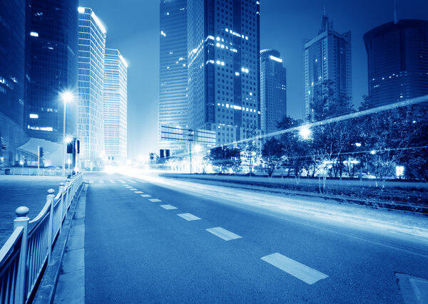 Движущаяся машина с размытым светом
