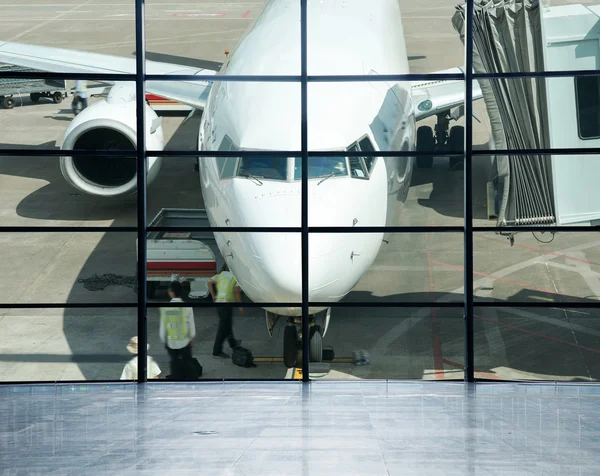 Planet på flygplatsen vid lastning — Stockfoto