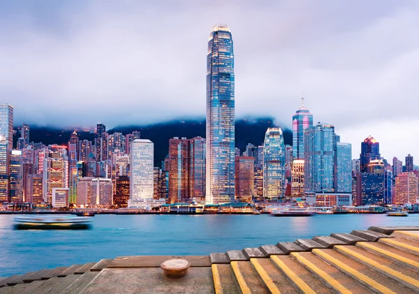 Hong Kong vista noturna de Victoria Harbor, Hong Kong Island busine — Fotografia de Stock