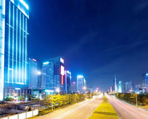 中国広東省に夕暮れ時に路上での光の道 — ストック写真
