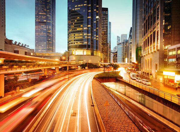 Ночной вид Гонконга с автомобильным светом
