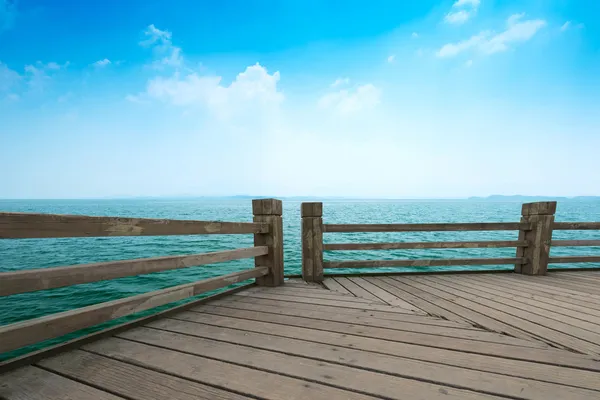 Wooden jetty over the beautiful Maldivian sea with blue sky — Stock Photo, Image