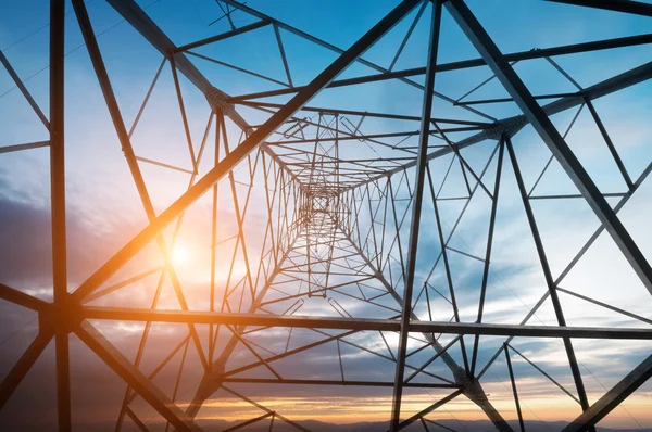 Fondo del cielo torre de alto voltaje —  Fotos de Stock