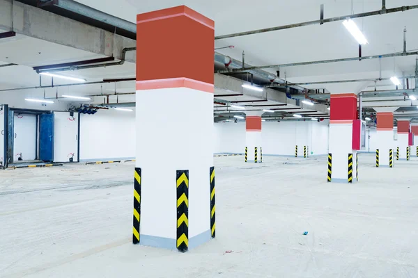 Lege ondergrondse parkeerplaats — Stockfoto