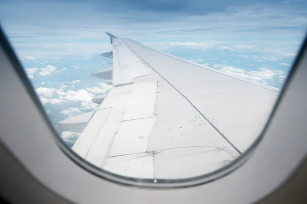 Vleugelvliegtuig in hoogte tijdens de vlucht — Stockfoto