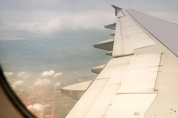 Wing aircraft in altitude during flight — Stock Photo, Image