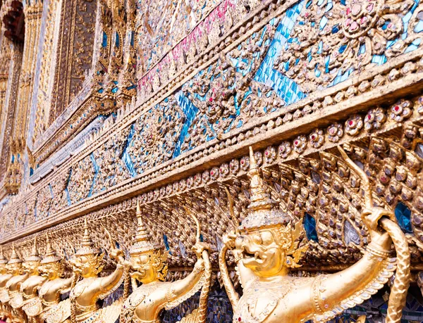 Decoração antiga em Wat Prakaew — Fotografia de Stock