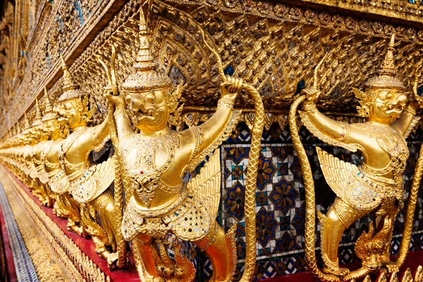 Decoração antiga em Wat Prakaew — Fotografia de Stock