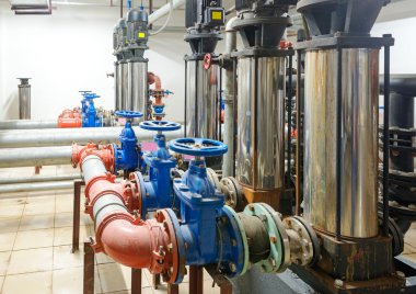 su bir binada çalışan basınç pompası