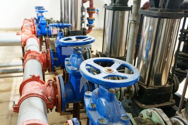 su bir binada çalışan basınç pompası