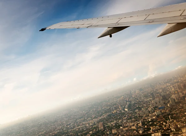 Avión ala en altitud durante el vuelo —  Fotos de Stock
