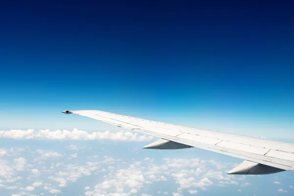 Крыло самолета в высоту во время полета — стоковое фото