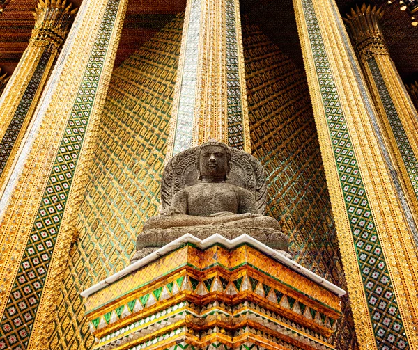 Sten staty av en buddha i thailand. — Stockfoto