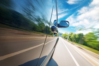 arka plan bulanıklık hareket ile yolda araba