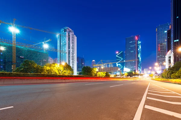 Sentieri leggeri sulla strada al crepuscolo nel Guangdong, Cina — Foto Stock