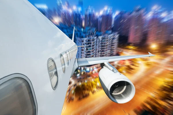 The airplane away from the city — Stock Photo, Image