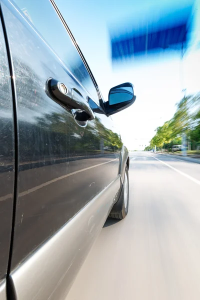 Coche en la carretera con fondo borroso movimiento — Foto de Stock