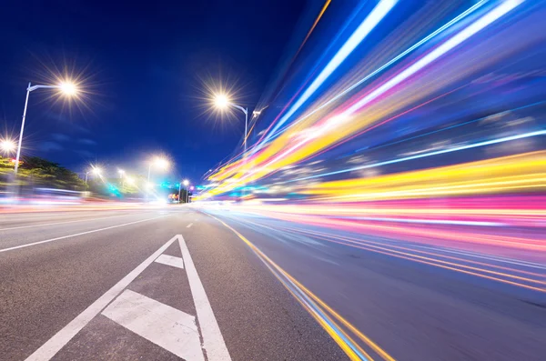 Rijdende auto met onscherpte licht — Stockfoto