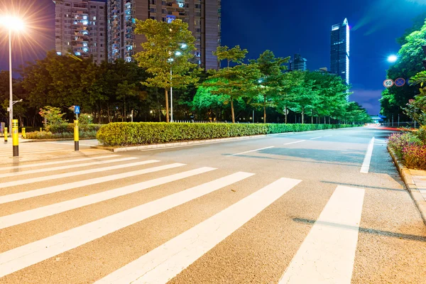 Alacakaranlıkta sokak ışık rotalar — Stok fotoğraf