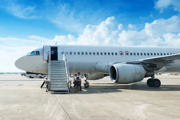 The plane at the airport on loading — Stock Photo, Image
