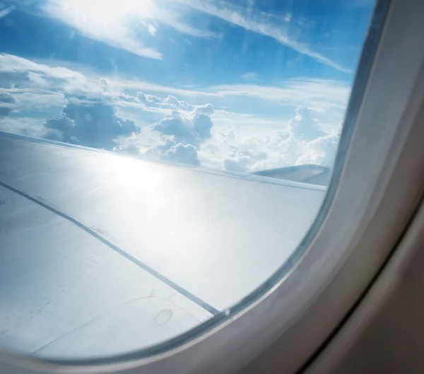 Avión ala en altitud durante el vuelo — Foto de Stock