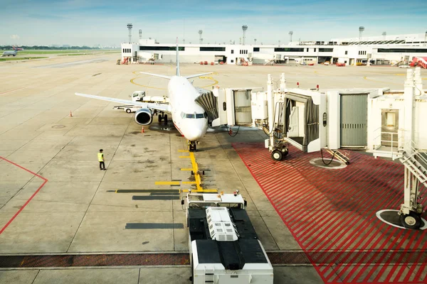 Het vliegtuig op de luchthaven bij het laden — Stockfoto