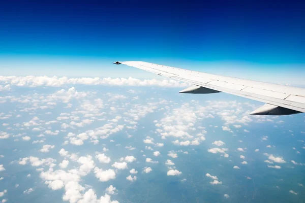 Wing aircraft in altitude during flight — Stock Photo, Image