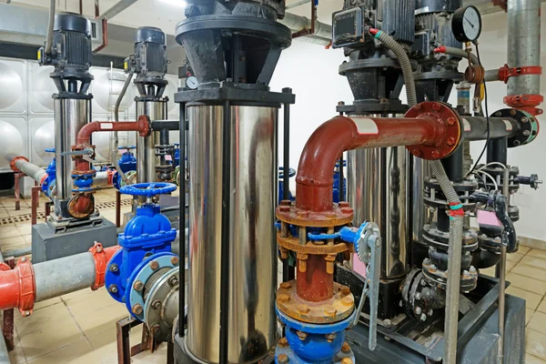 건물에 물을 실행 하기 위한 압력 펌프 — 스톡 사진
