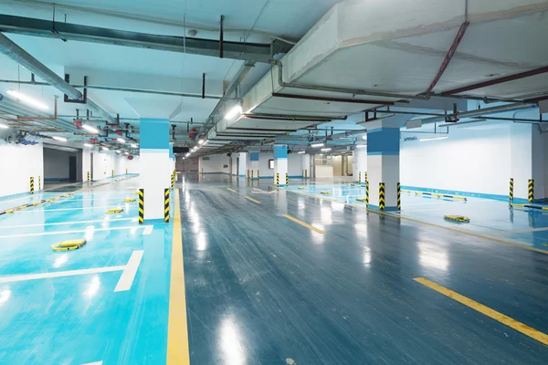 Ondergrondse parkeergarage — Stockfoto